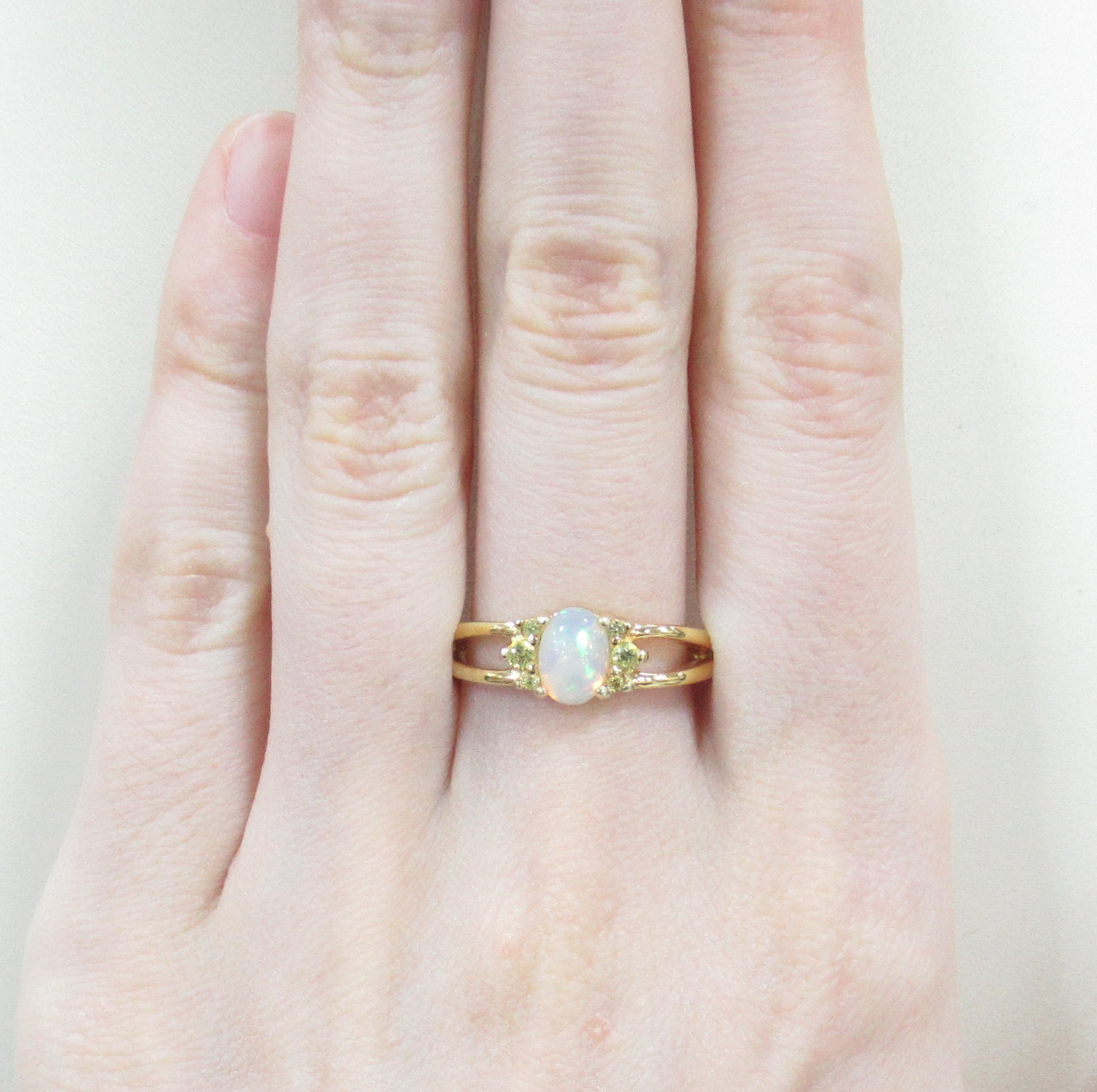 Серебряное кольцо 925 пробы; вставки 1 Опал белый 0,55 ct; 6 Сапфир желтый 0,22 ct;